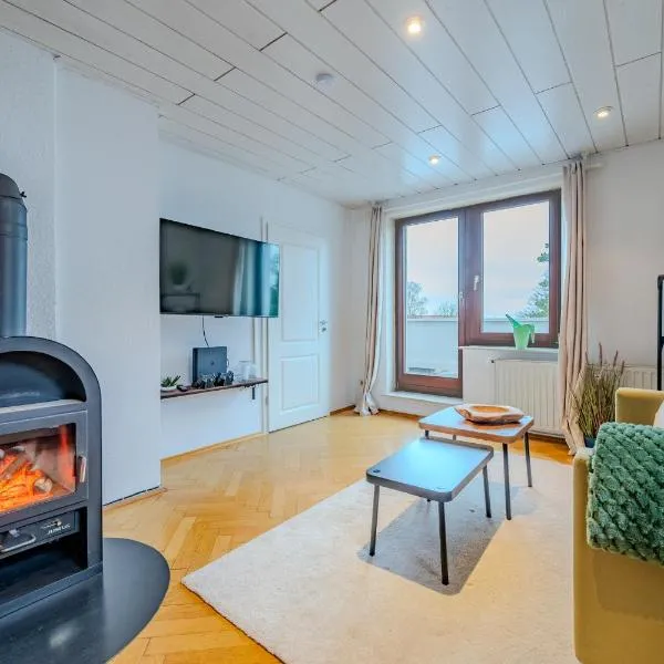 Bright Apartment with Terrace, Self Check-in & Free Parking，位于茨维考的酒店