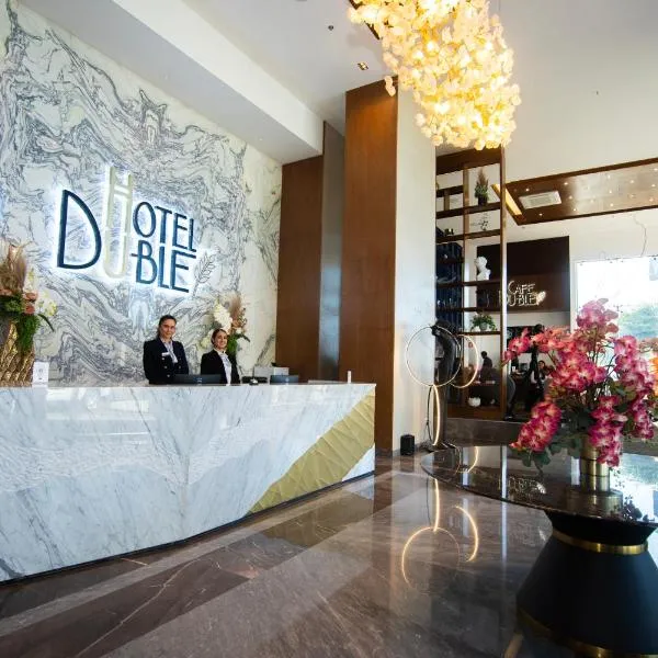 Hotel Dublé，位于纳沃华的酒店