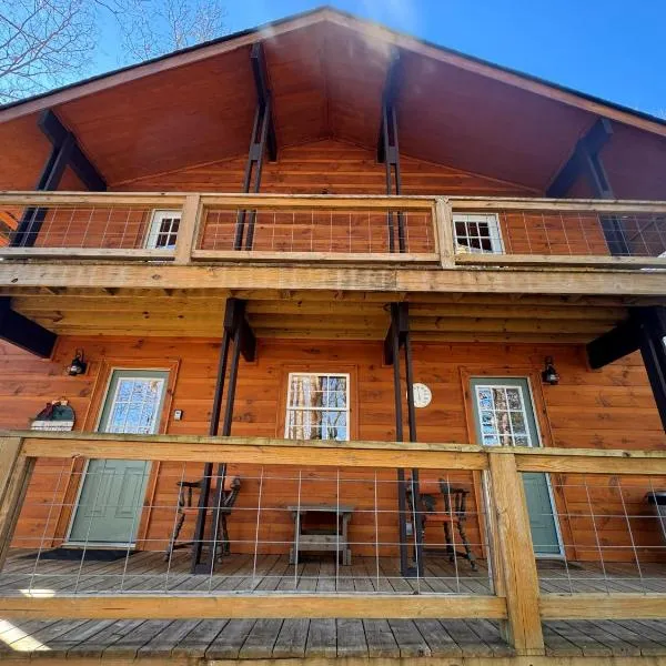 Hickory Ridge - HotTub - GSMNP, NOC, Train and Fontana Lake，位于Almond的酒店