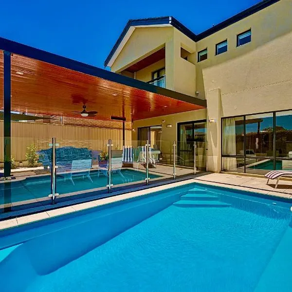 Luxury Villa W Pool & Spa 5 BEDROOMS，位于Coogee的酒店