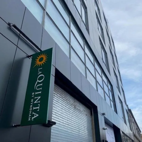 La Quinta Inn & Suites by Wyndham Jamaica NYC/JFK AirTrain，位于Jamaica的酒店