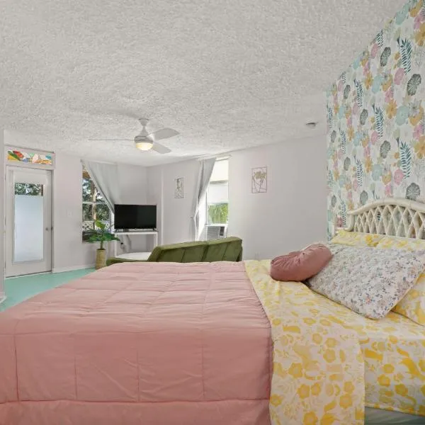 Sebring Circle Studio Stay- Postcard Mural Views，位于锡布灵的酒店