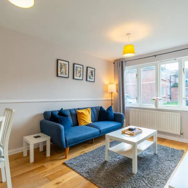 Camberley Spacious and Comfy 3 Bedroom Home, Next to Frimley Hospital with Parking，位于弗里姆利的酒店