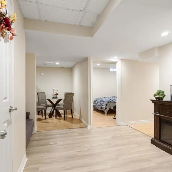 Finished 2 BR Apartment in an Upscale Area of Ajax，位于阿贾克斯的酒店