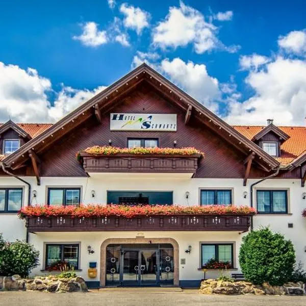 施瓦茨餐厅酒店，位于Weikersdorf am Steinfelde的酒店