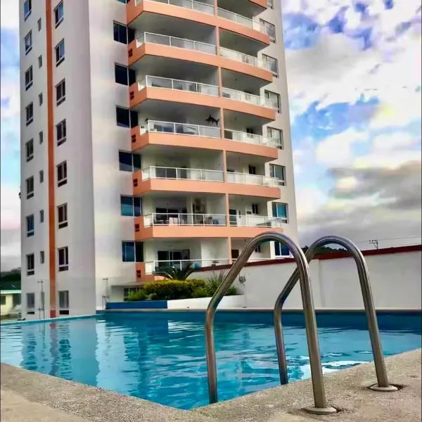 Relax en Tonsupa Moderno, con Aire C y a pasos del mar 3 piscinas 2hidro，位于通苏帕的酒店