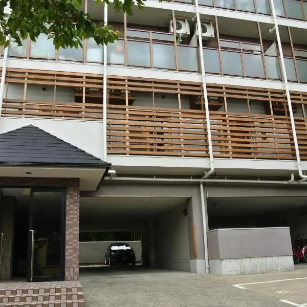 日本高槻同德努萨背包客旅馆，位于Shimamoto的酒店