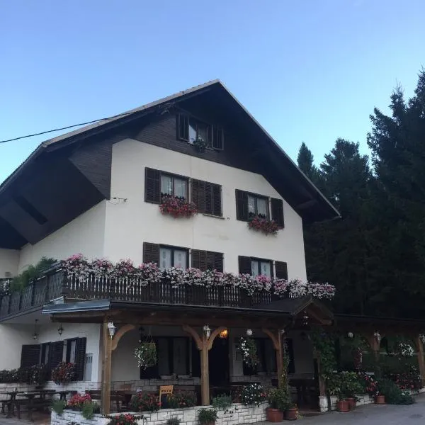 克梅茨基赫拉姆旅馆，位于Plužnje的酒店
