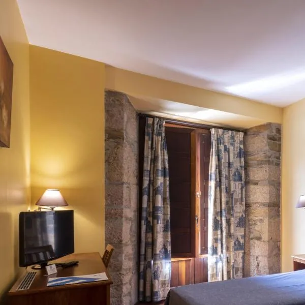 埃洛伊比耶索广场酒店，位于蓬费拉达的酒店