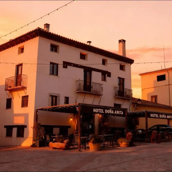 多纳安妮塔酒店及餐厅，位于雷克纳的酒店