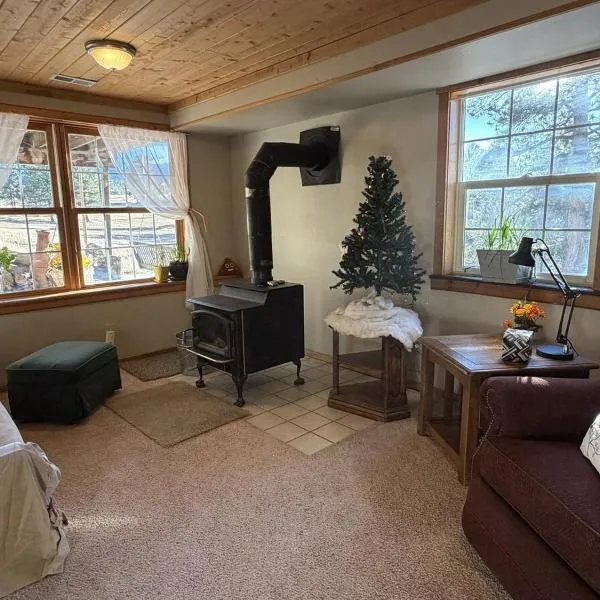 Cozy Rustic Retreat on a Horse Ranch with Stunning Pikes Peak Views and Serenity Minutes from Downtown Woodland Park，位于伍德兰帕克的酒店