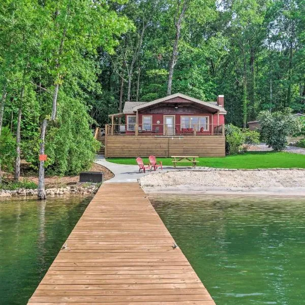 Waterfront Lake Martin Home with Grill and Beach!，位于Eclectic的酒店