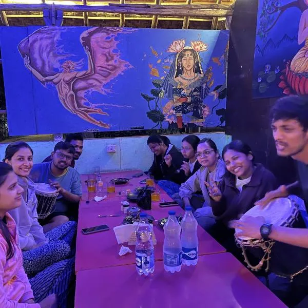 Sunburn Cafe Hampi，位于亨比的酒店