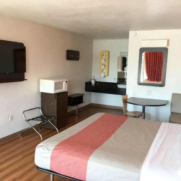 Motel 6-Connellys Springs, NC，位于希科里的酒店