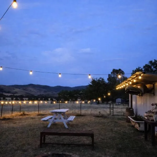 Zamenhof River Cabin - Secluded Pet & Horse-Friendly Farm Stay near Yass，位于Murrumbateman的酒店