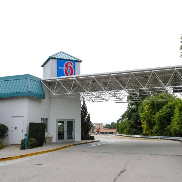 沃里克普罗维登斯机场6号汽车旅馆 - I-95，位于沃里克的酒店