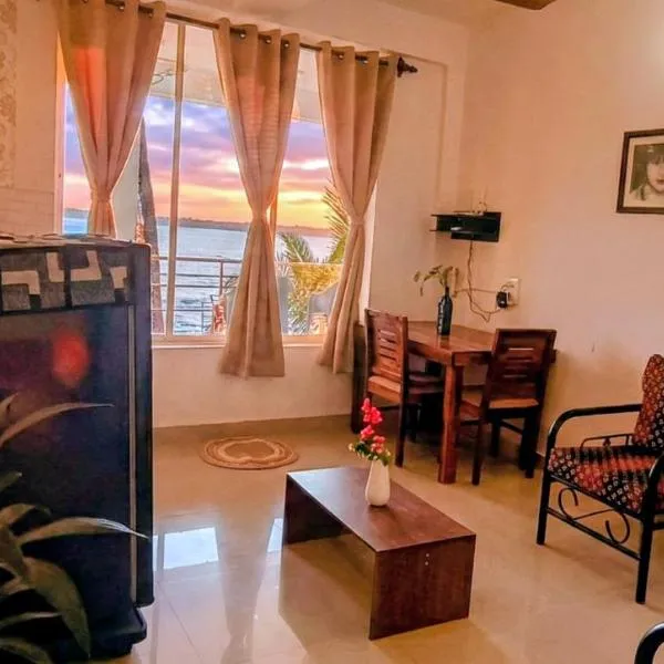 GS Home on the Bay- Super Sea & Garden view Glass studio apartment,位于瓦加托的酒店