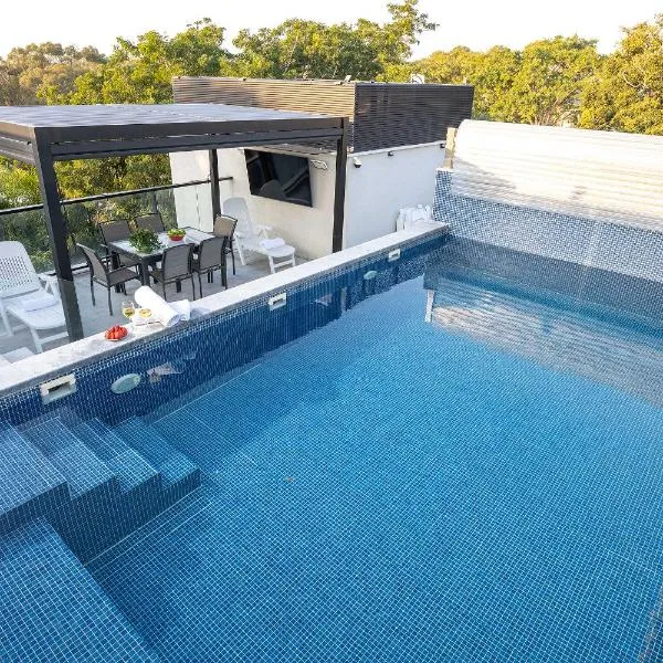 Margalit Luxury Beach Suite - Heated Pool, Jacuzzi, Sauna & BBQ，位于Gesher HaZiw的酒店