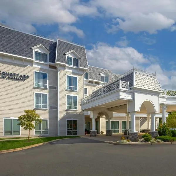 Courtyard by Marriott Lenox Berkshires，位于莱诺克斯的酒店