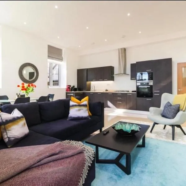 2 Bed, parking, 22mins-Central London, 15mins-LHR，位于艾弗的酒店