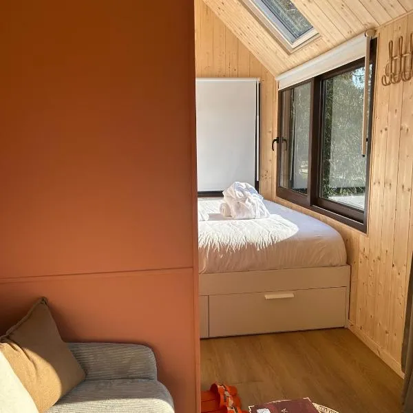 Tiny houses PAMPA Lodges - étang & bain nordique，位于Étival-lès-Le Mans的酒店