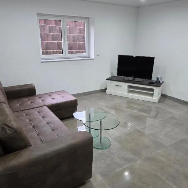 2- Zimmer-Wohnung, Nähe Phantasialand, Palmenparadies, Köln, Bonn，位于维勒斯威特的酒店