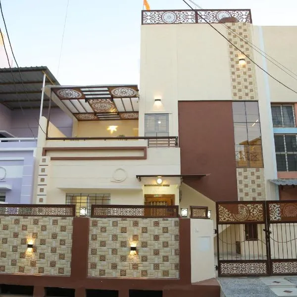 ShivAOM Family Homestay，位于乌贾因的酒店