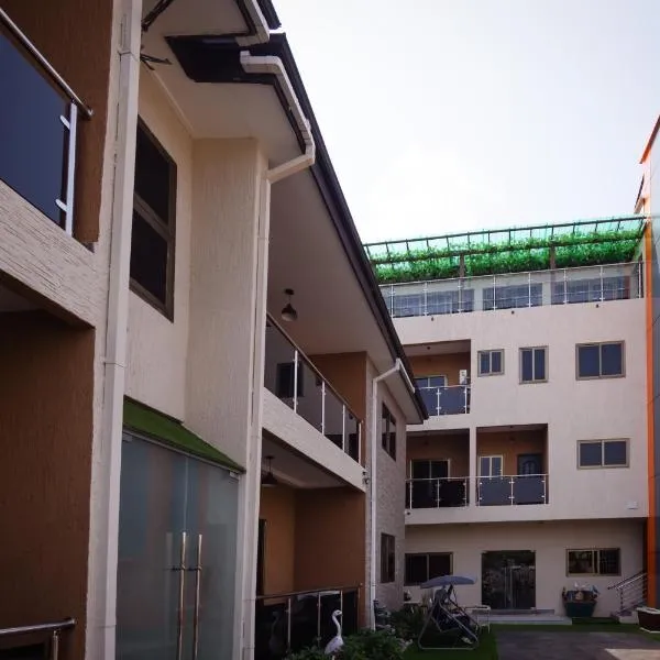Cherry Signature Condos & Event Centre，位于Adentan的酒店