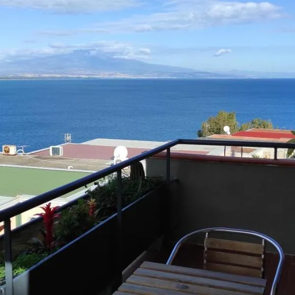 La Rose sur la Mer Two-room apartment with sea view，位于巴尼阿尼奥内的酒店