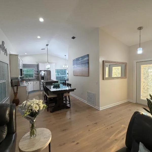 Quiet Spacious 3BR Home for 6 with Garage Parking Near KSC，位于泰特斯维尔的酒店