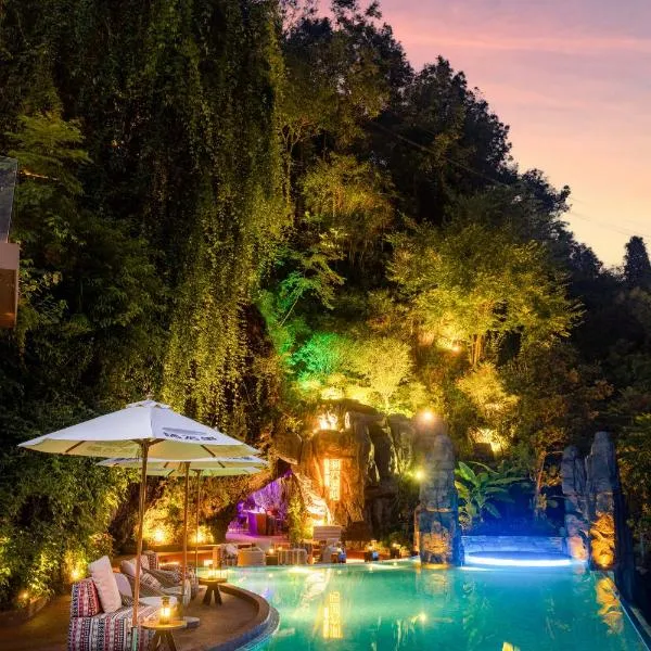 Zhangjiajie Shisuji Hotel-Zhangjiajie National Forest Park,Avatar Scenic Area,East Gate, only 5 minute walk, free airport,Railway Station shuttle, English-speaking butler itinerary planning, floor heating, Western restaurant, cave exploration, cave bar，位于张家界的酒店