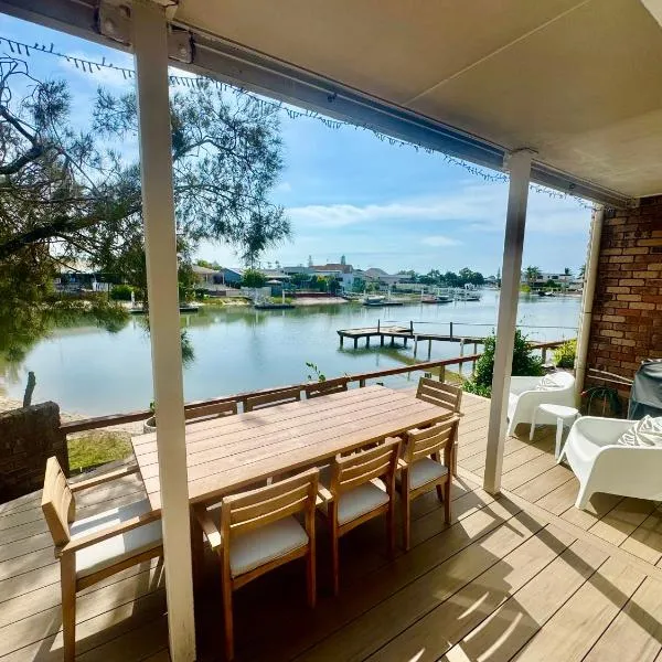 Mooloolaba Coastal Canal Villa，位于穆卢拉巴的酒店
