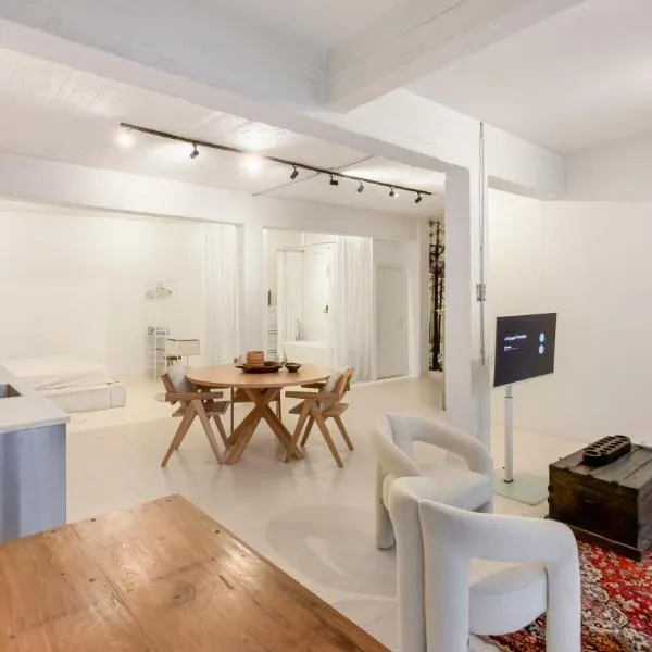 Modern loft near City Centre, Nomade CasaMia，位于安特卫普的酒店