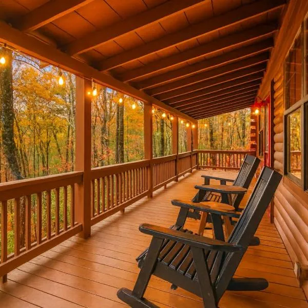 Cozy Treehouse Cabin in the woods with Firepit，位于蓝岭的酒店