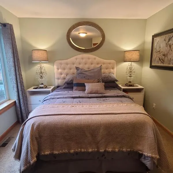 Mt Rainier Way Bedroom with Private Full Bath，位于Eatonville的酒店