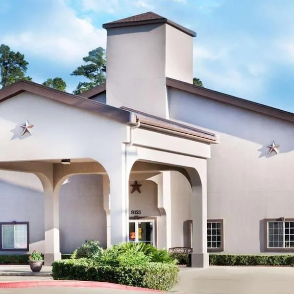 Hotel Piney Woods,位于亨茨维尔的酒店