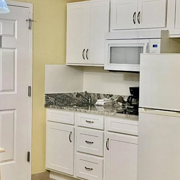 Suburban Studios Fort Myers Cape Coral，位于迈尔斯堡的酒店