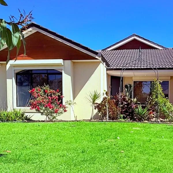 Cozy home close to Perth's first Starbucks，位于珀斯的酒店