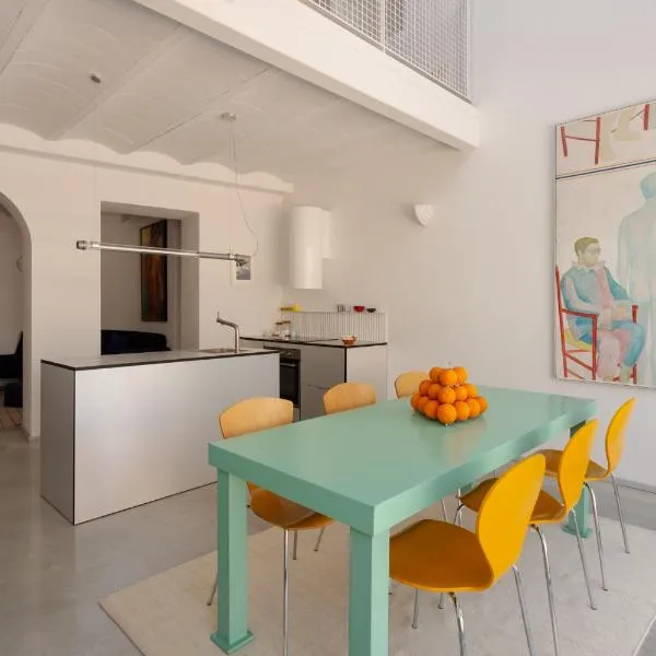 Design & art, patio with orange tree, near Seville，位于Carrión de los Céspedes的酒店