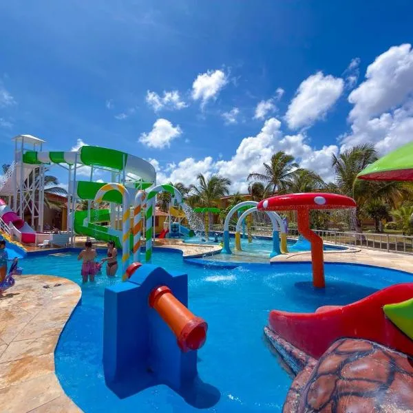 Jangadeiro Praia Hotel Resort - Parque Aquático e Pé na Areia，位于阿奎拉兹的酒店