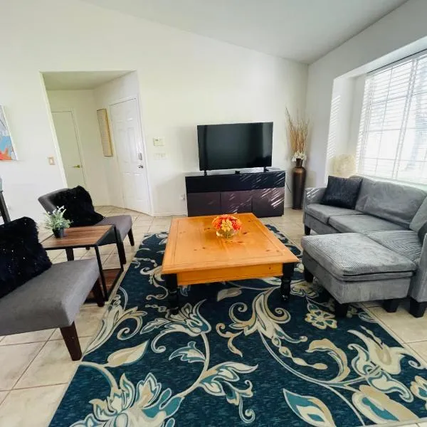 Cozy 3 Bedrooms Town home in Chandler with community pool，位于钱德勒的酒店