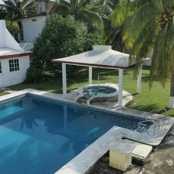 Alojamiento con alberca privada y jardín grande，位于特科卢特拉的酒店