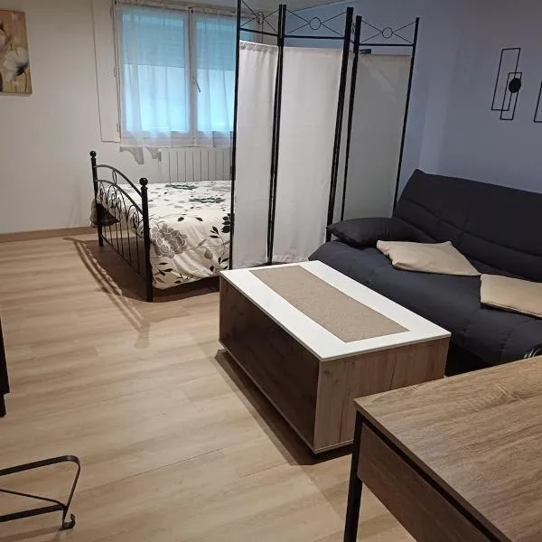 Charmant studio au rez de chaussée，位于阿尔布瓦的酒店