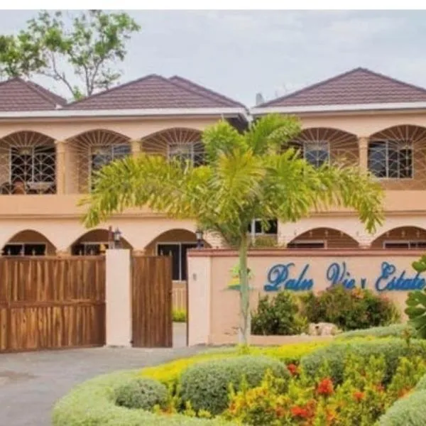 Ubuntu De La Villa- Palm View Estate，位于曼米湾的酒店