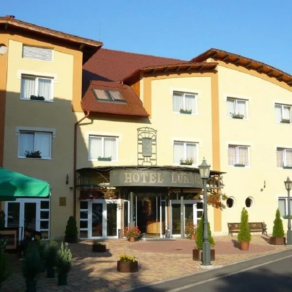 Hotel Lukács Superior，位于Sajószentpéter的酒店