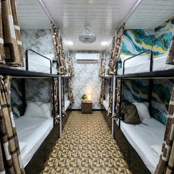 Nithyanand Cabinstay dormitory，位于孟买的酒店