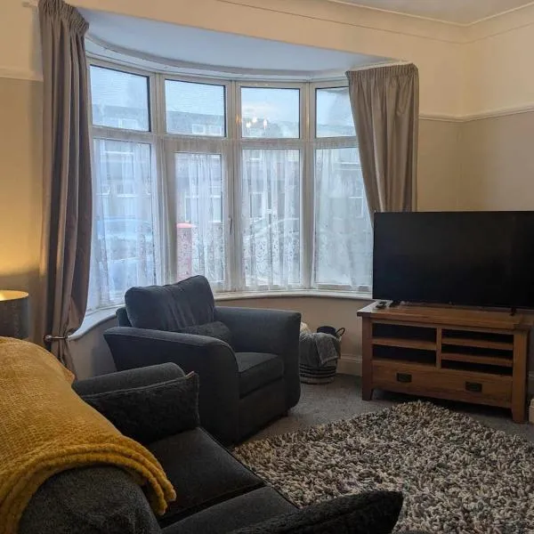 STANLEY HOUSE MORECAMBE Modern spacious 3 bed family home near seafront，位于希舍姆的酒店