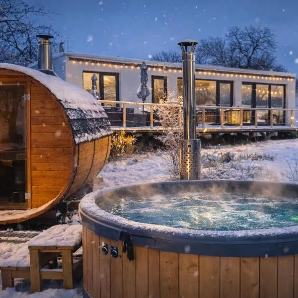 Ranch 66 - Wellness Tiny House Black Swallow ve stylu Route 66 se saunou, koupacím sudem a bazénem，位于Tršice的酒店