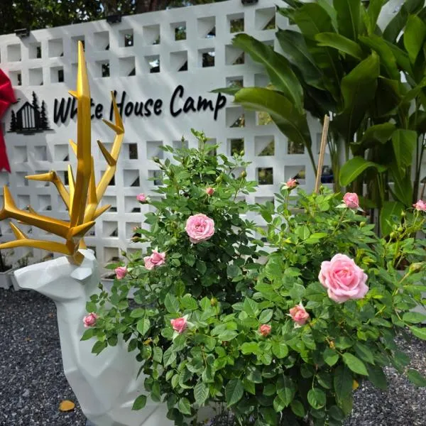 ไวท์ เฮ้าท์ แคมป์ ชะอม，位于Ban Bung Mai的酒店
