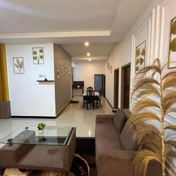 Golden Homestay Tumpak Sewu，位于Gunungsriti的酒店